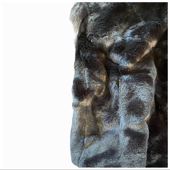 The Lindsi Plush Soft Jacket - Picture 8 of 14